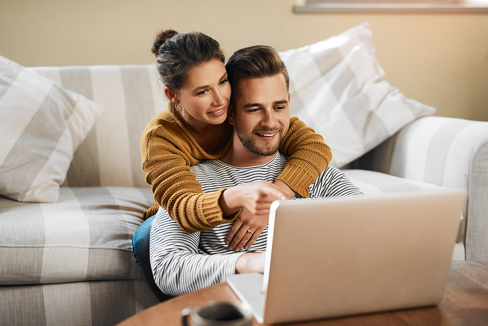 Kobieta i mężczyzna sprawdzający coś na laptopie